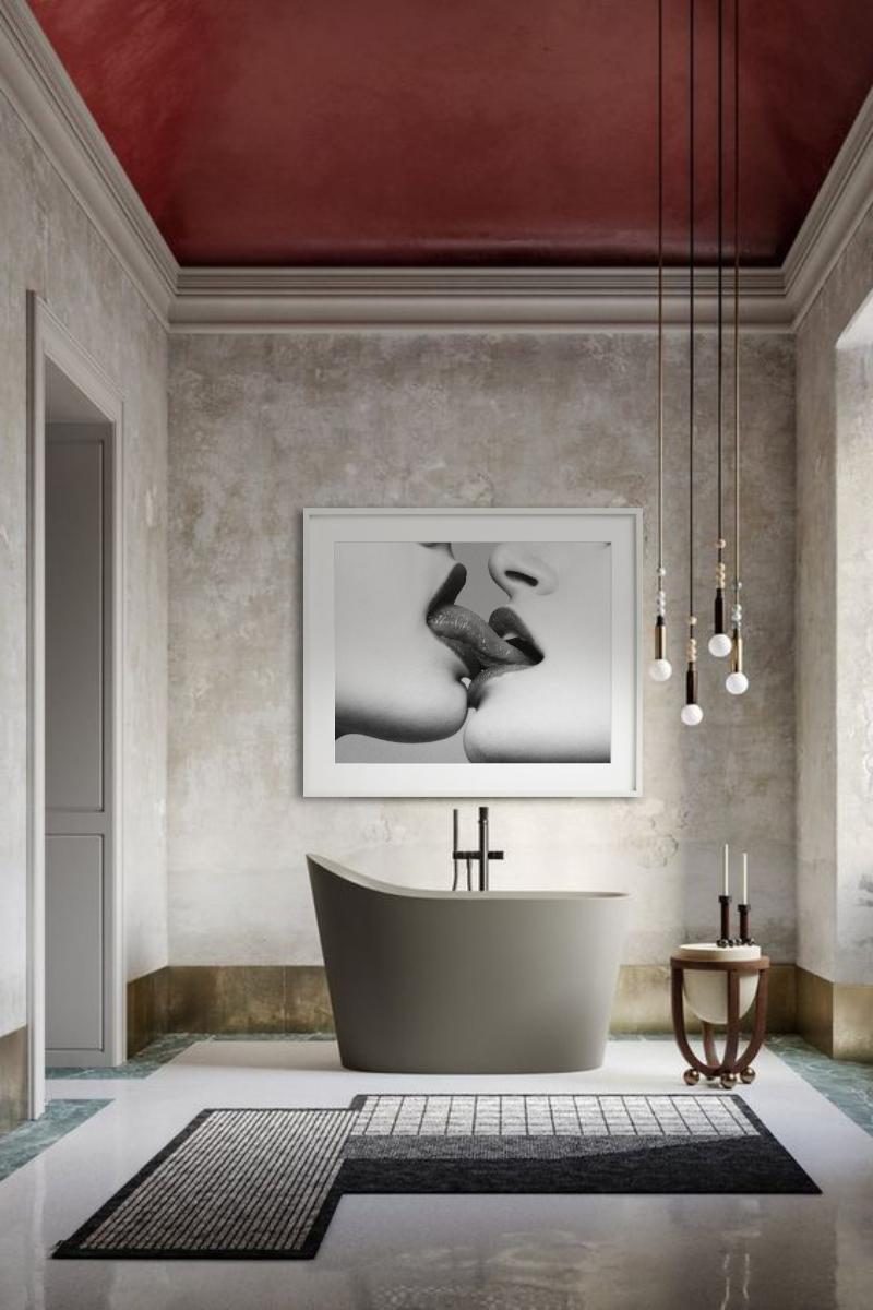 Provocateur I, zwei Menschen kissen, b/w, Kunstfotografie, 2014 im Angebot 4