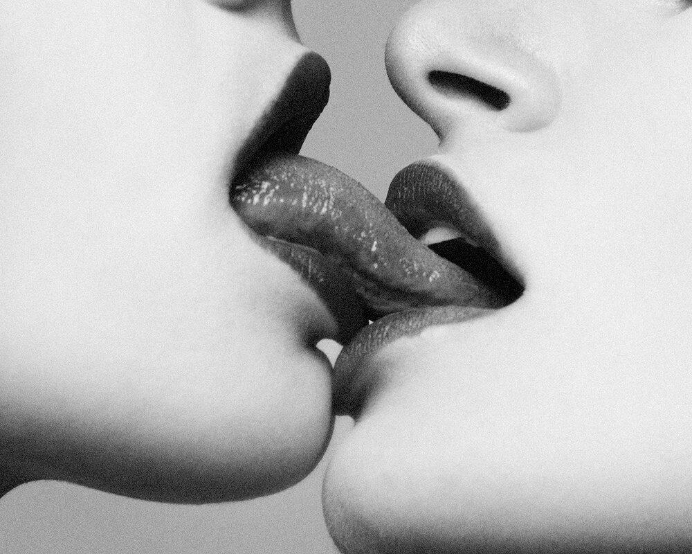 Tyler Shields Color Photograph – Provocateur I, zwei Menschen kissen, b/w, Kunstfotografie, 2014
