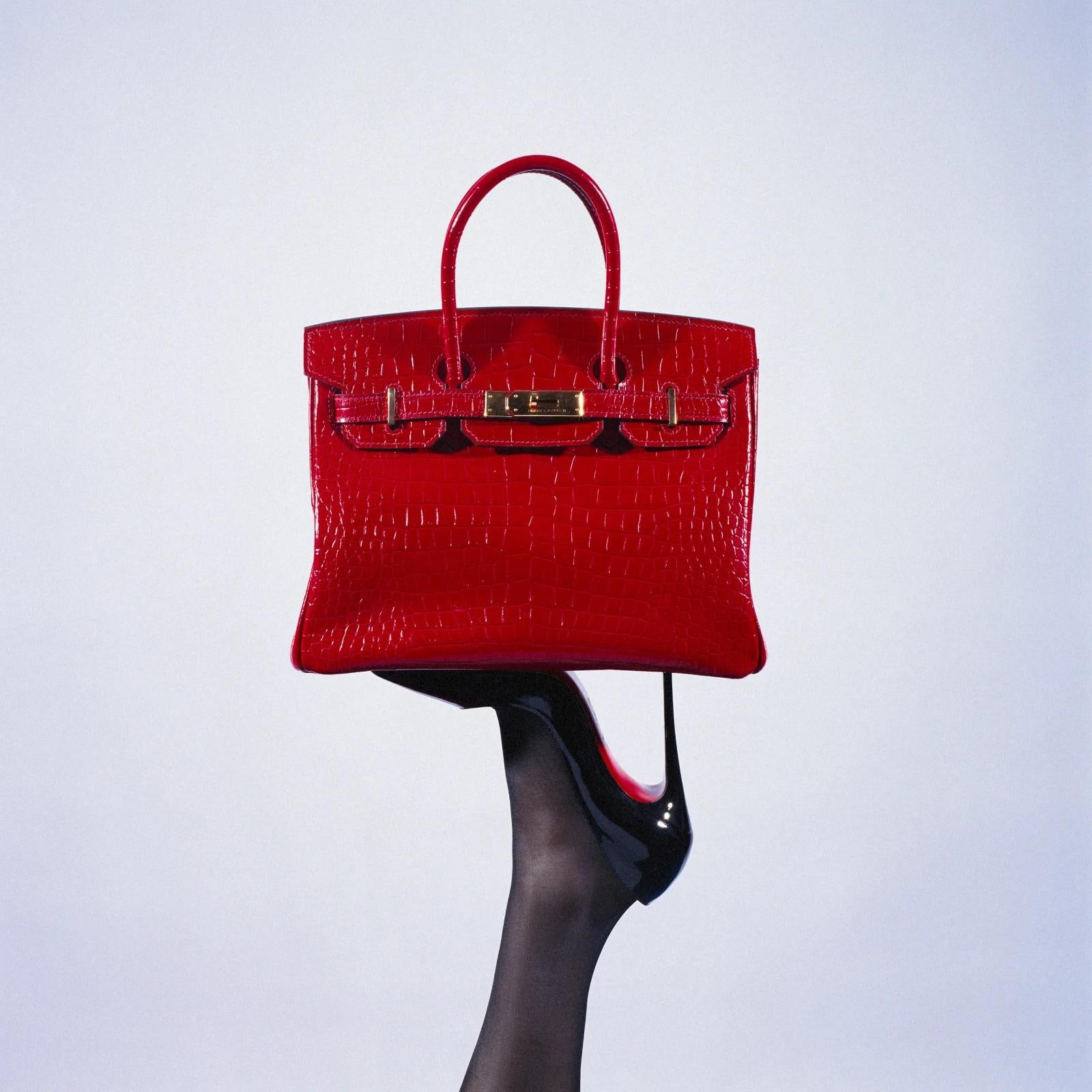 Birkin rossa con tacco alto di Tyler Shields (fotografia incorniciata) in vendita 1