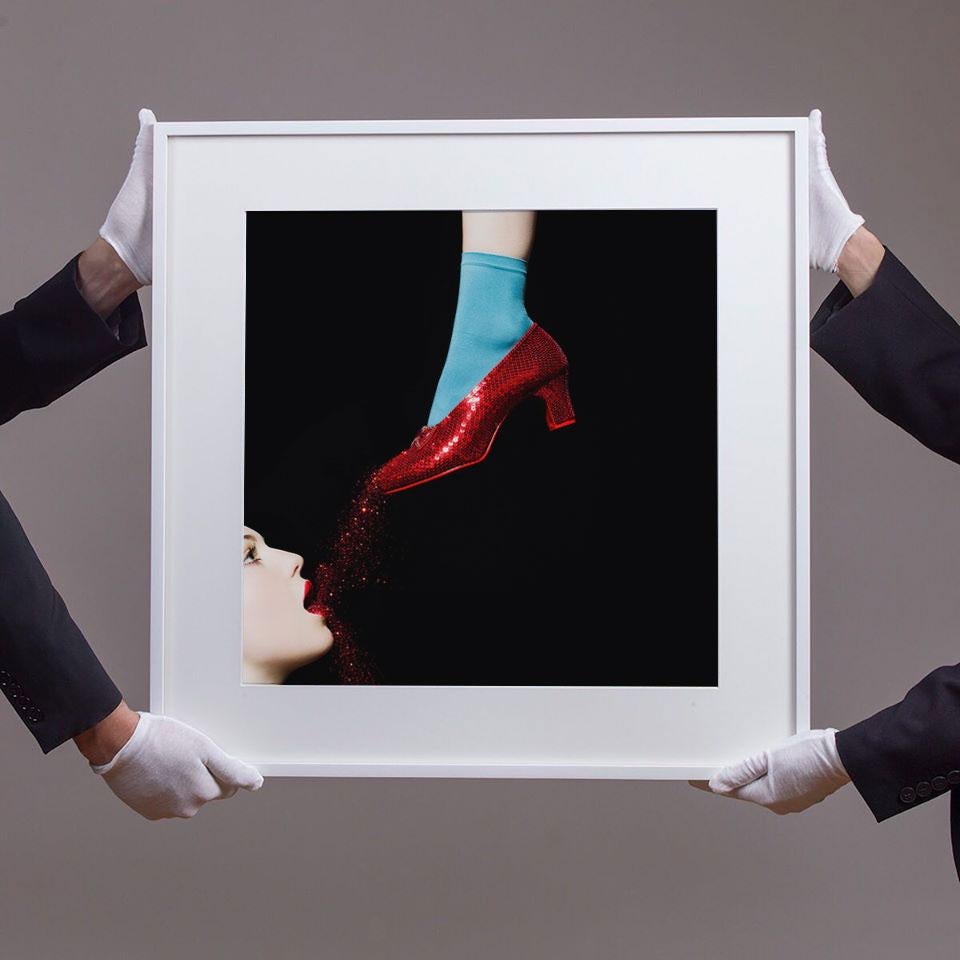 Slipper aus Rubin – Photograph von Tyler Shields