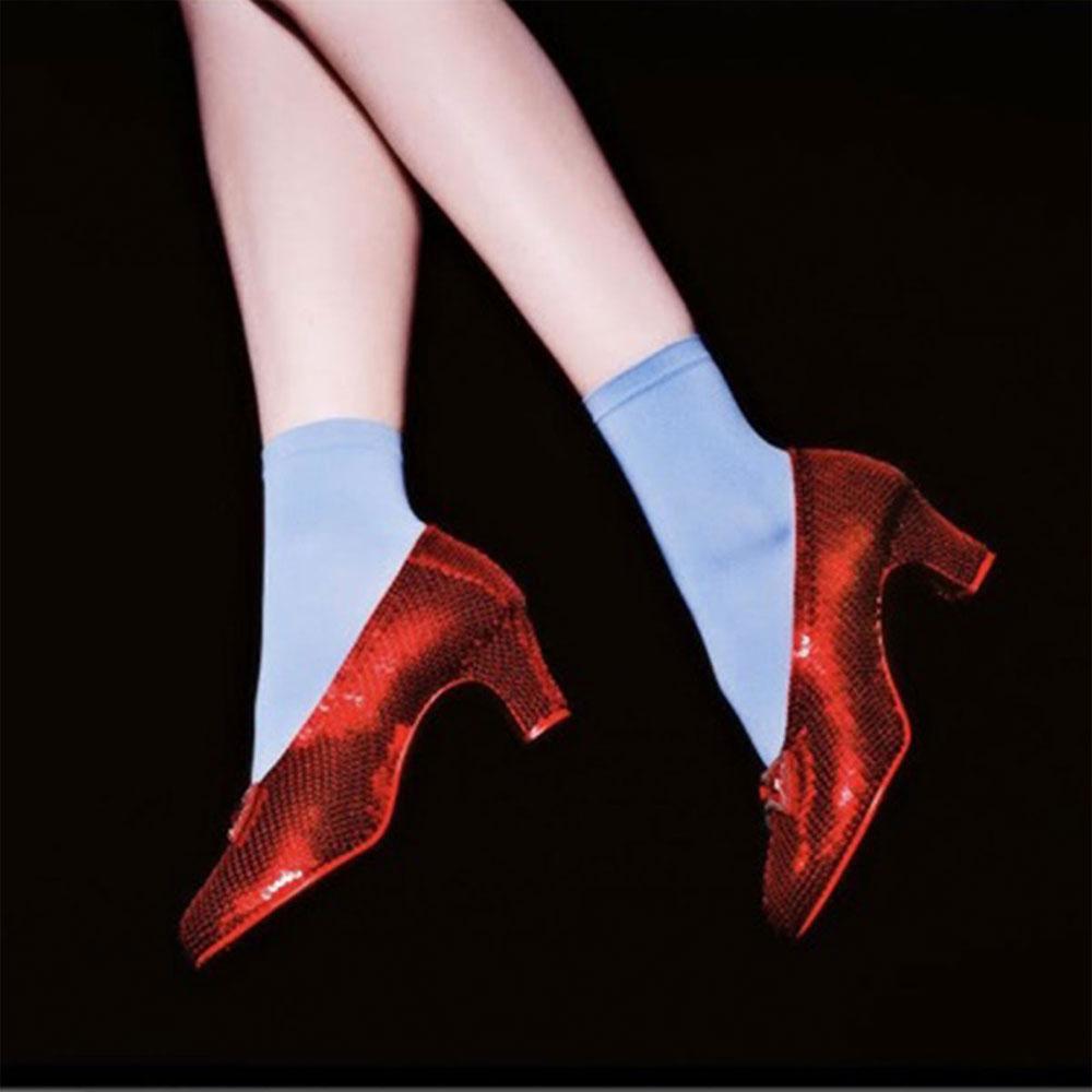Tyler Shields Color Photograph – Rubinpantoffeln