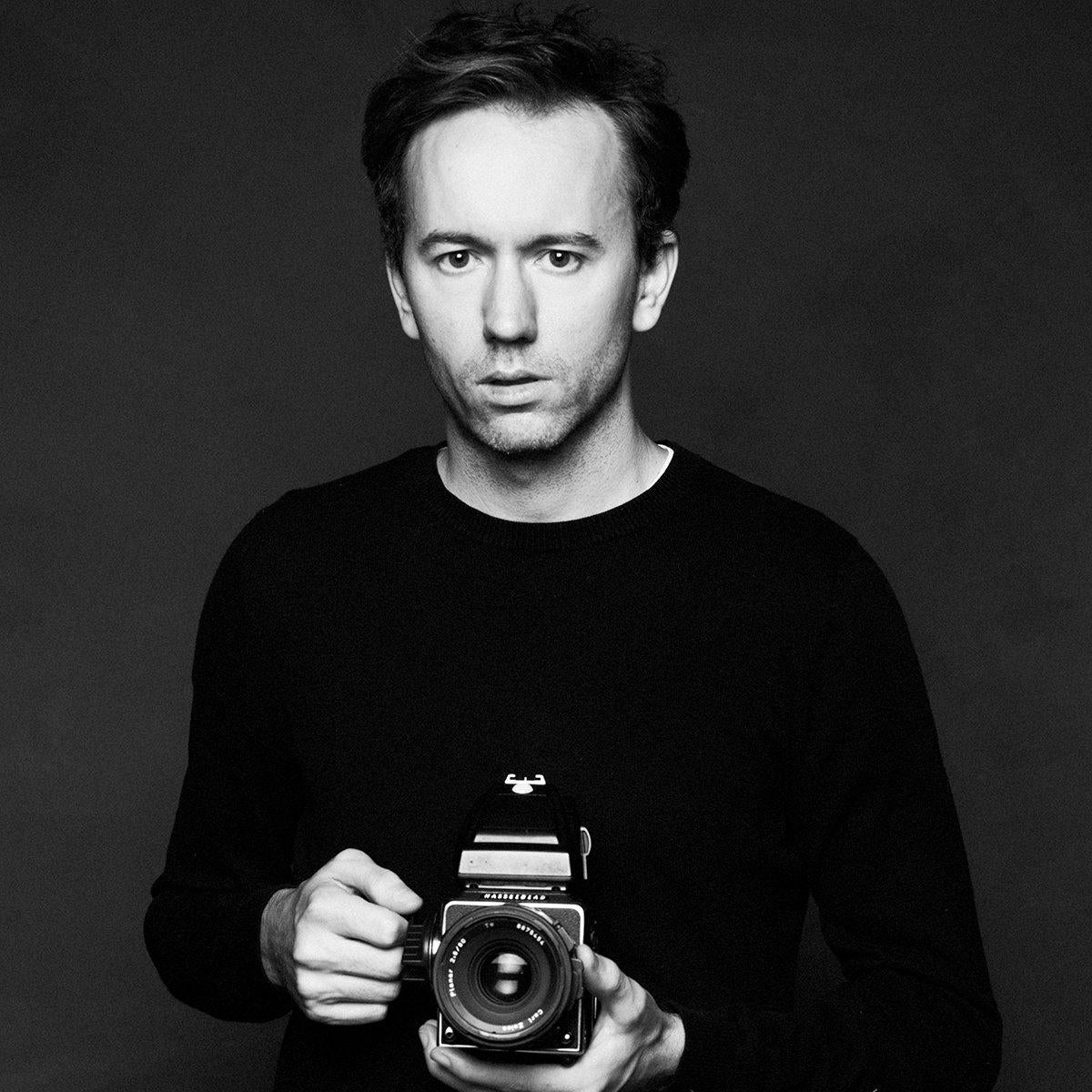 Humo de Tyler Shielsd - Photograph Contemporáneo de Tyler Shields