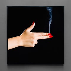 „Smoke Hand“ – Chromogener Druck, zeitgenössisch, 30 x 30 Zoll
