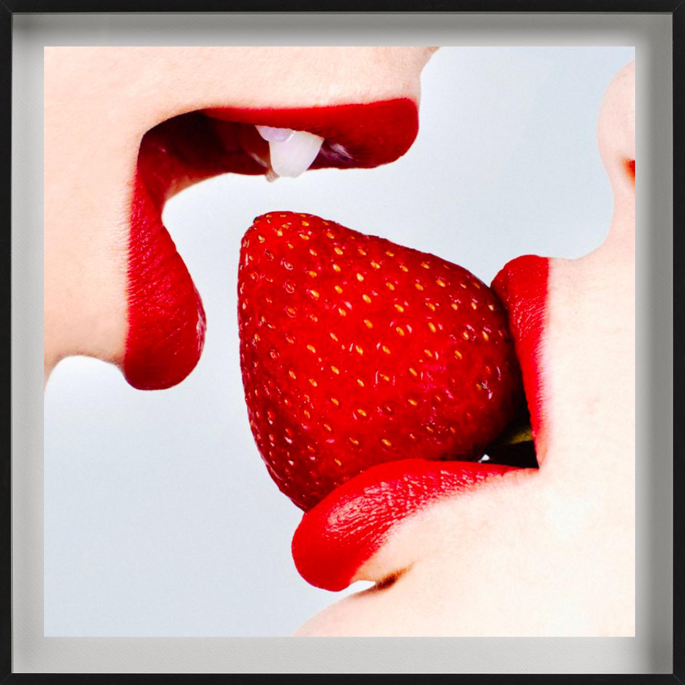 Bacio alla fragola, fotografia d'autore - Photograph di Tyler Shields