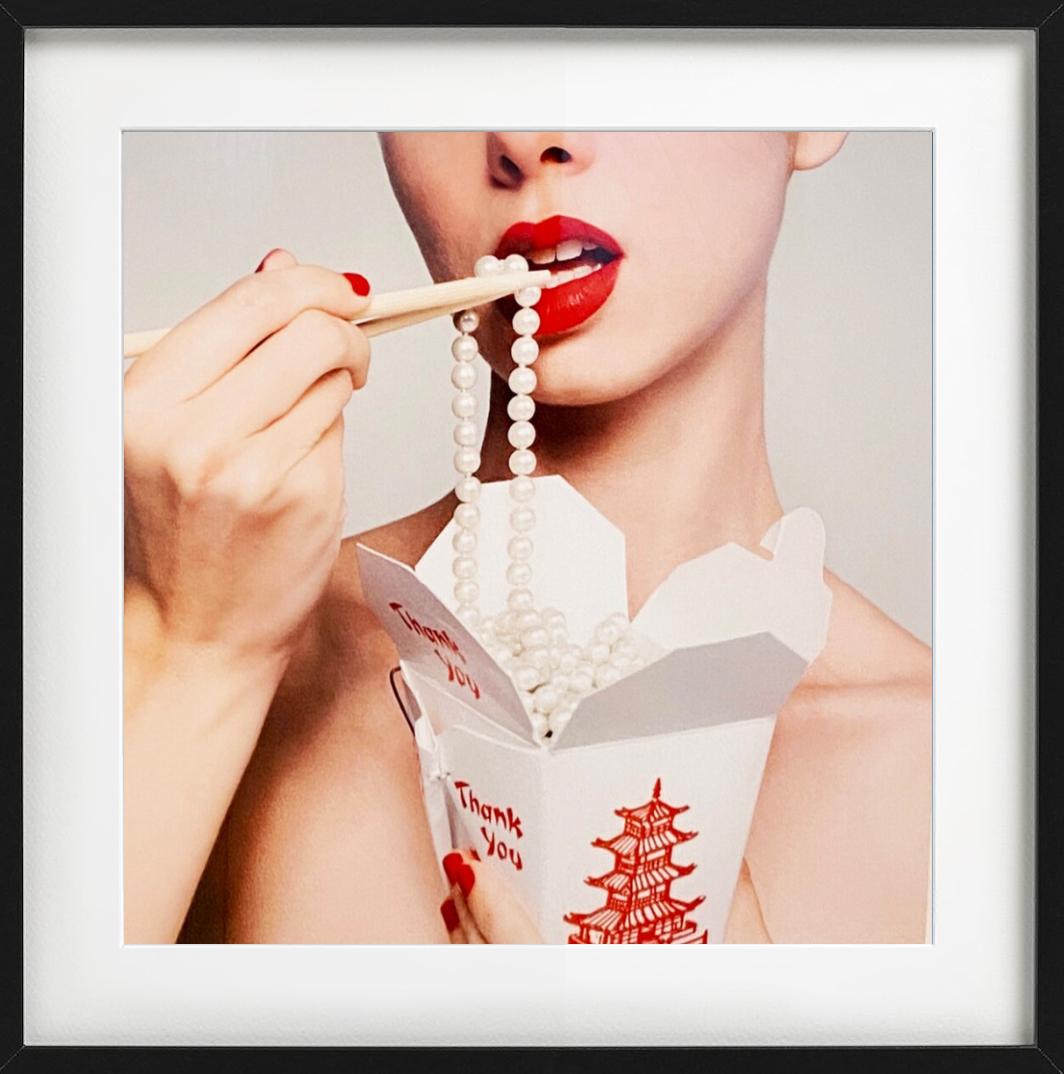 Takeout-Perlen, chinesische Ausschnitte, weiße Perlen, Kunstfotografie, 2021 – Photograph von Tyler Shields