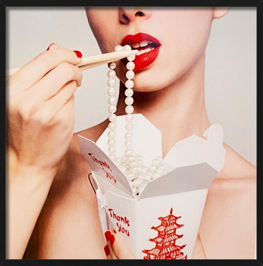 Takeout-Perlen, chinesische Ausschnitte, weiße Perlen, Kunstfotografie, 2021 (Zeitgenössisch), Photograph, von Tyler Shields