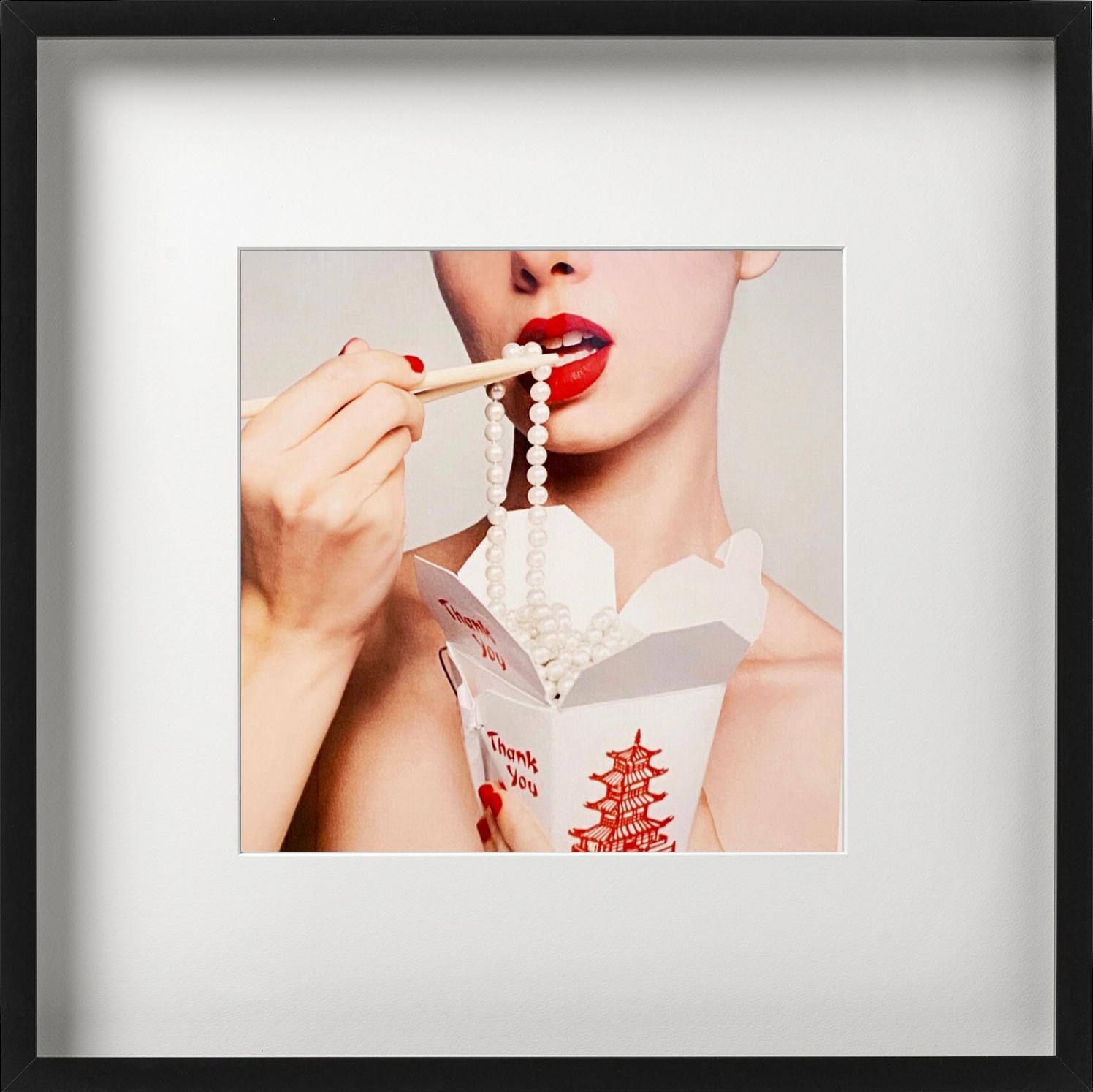 Takeout-Perlen, chinesische Ausschnitte, weiße Perlen, Kunstfotografie, 2021 (Weiß), Color Photograph, von Tyler Shields
