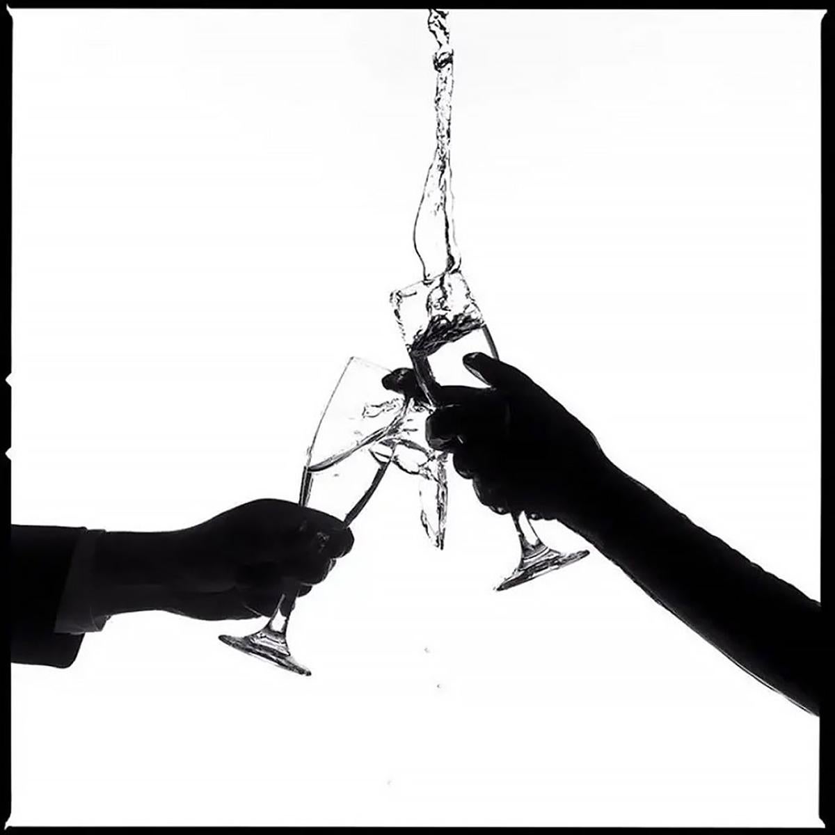Portrait Photograph de Tyler Shields - Dos copas de champán