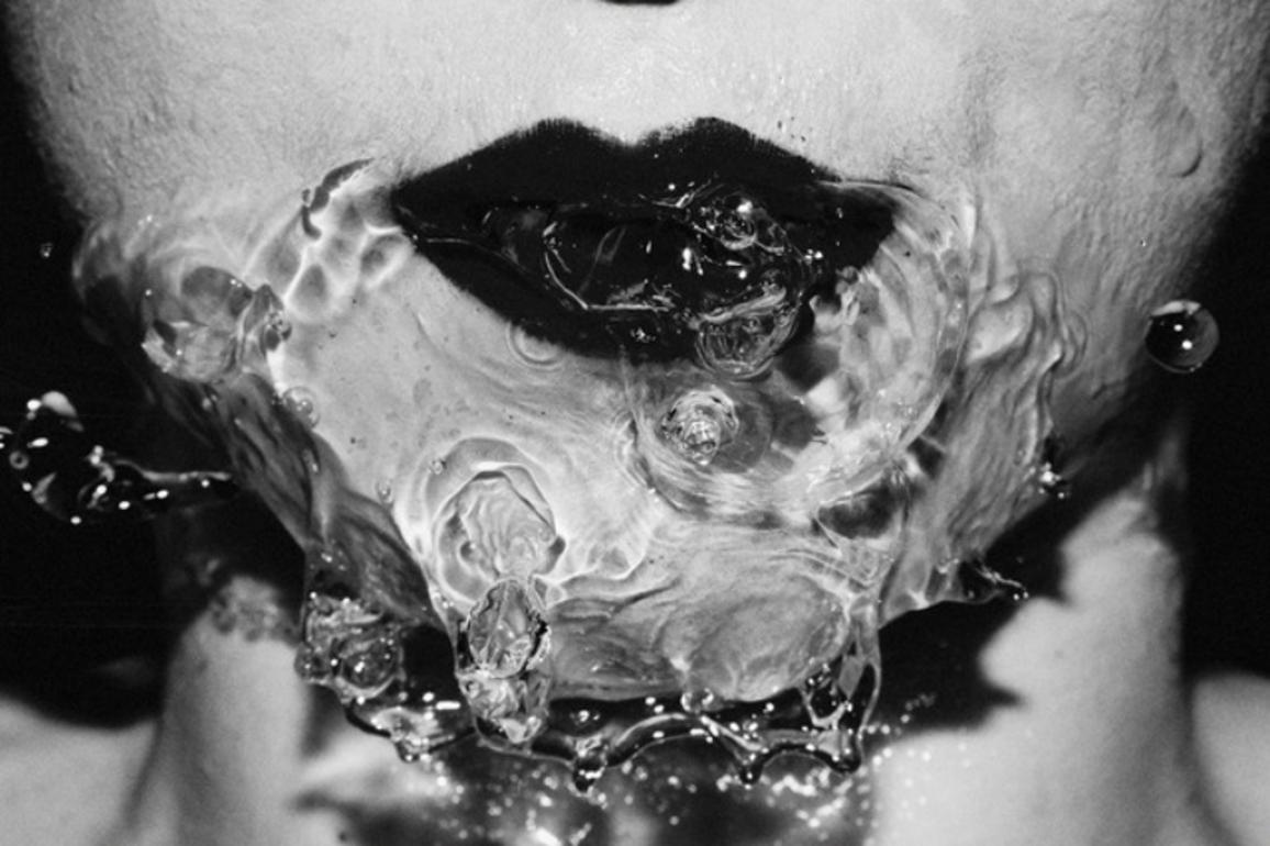 Tyler Shields - Agua negra, Fotografía 2013, Impresión posterior
