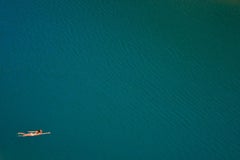 Tyler Shields - Blaue Lagune, Fotografie 2020, gedruckt nach