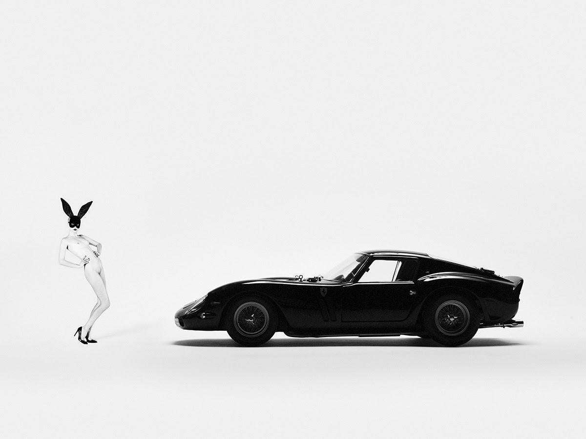 Tyler Shields - Bunny Ferrari II, Fotografie 2022, gedruckt nach