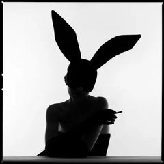 Tyler Shields - Conejito Silueta Humo, Fotografía 2022, Impreso Después