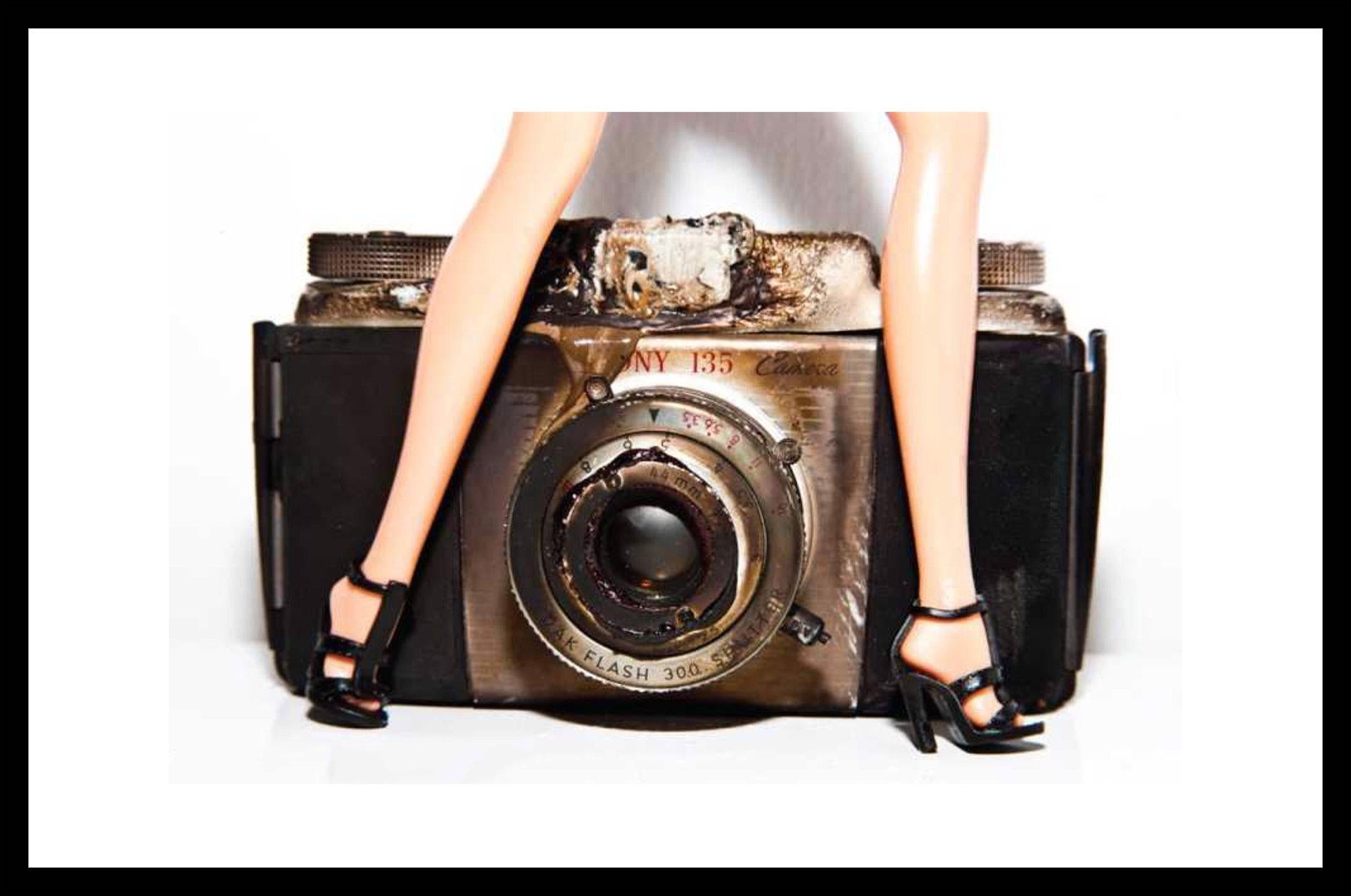 Tyler Shields - Barbie con cámara, Fotografía 2020, Impresión posterior en venta 1