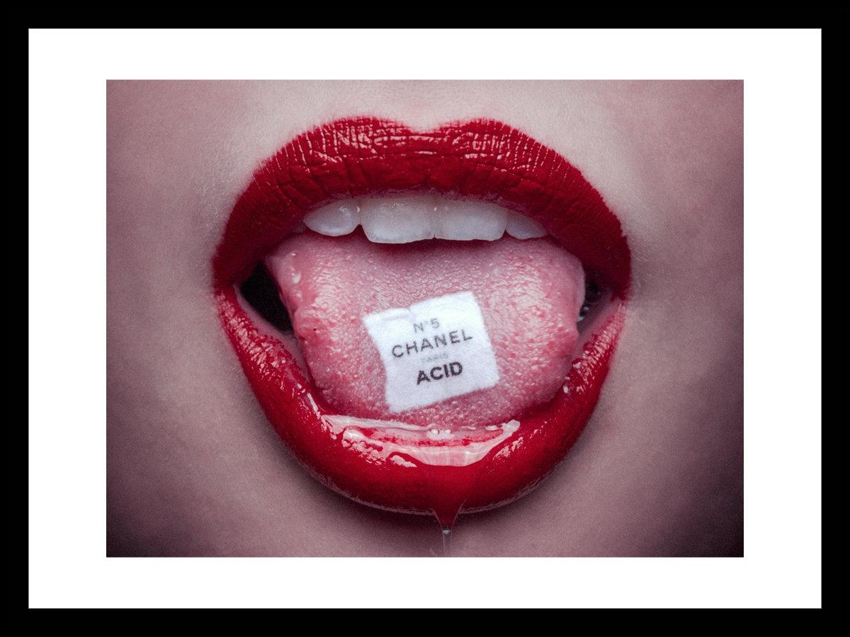 Tyler Shields - Chanel Acid, photographie de 2015, imprimée d'après en vente 1