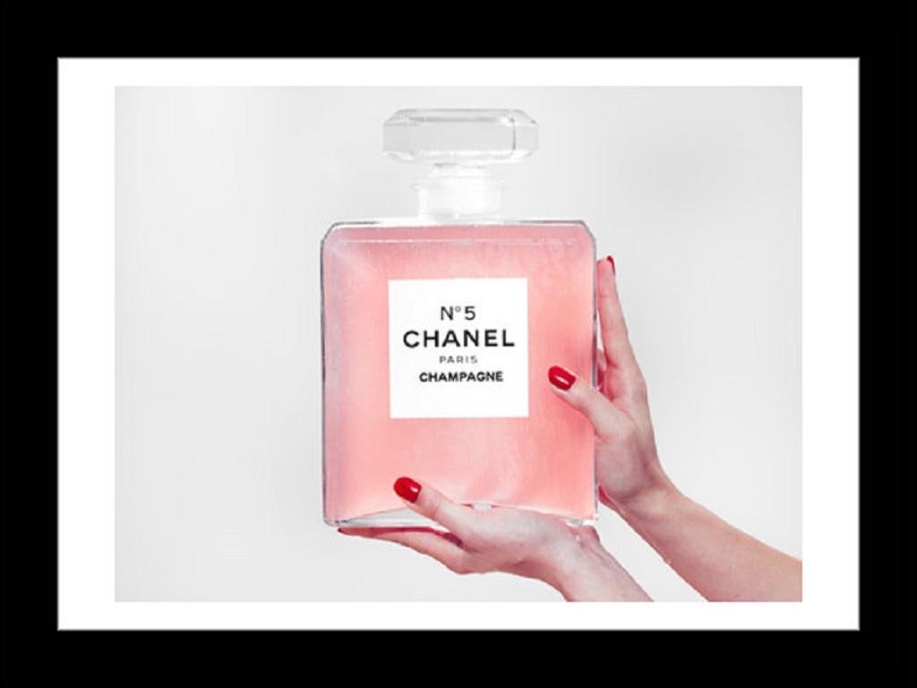 Tyler Shields - Manos de champán Chanel, Fotografía 2016, Impresión posterior en venta 1