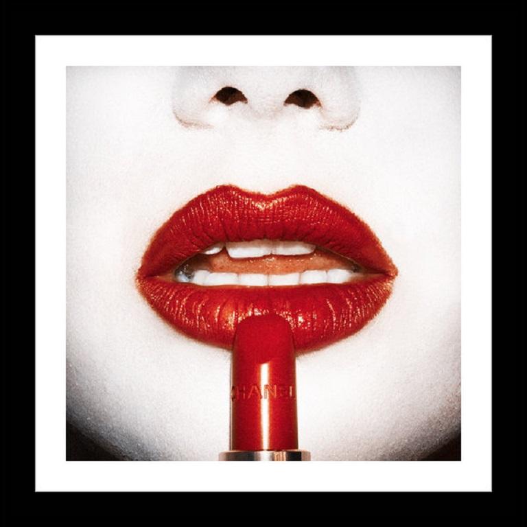 Tyler Shields - Labios de Chanel, Fotografía 2015, Impresión posterior en venta 1