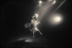 Tyler Shields - Bailarina en la oscuridad, Fotografía 2013, Impresión posterior