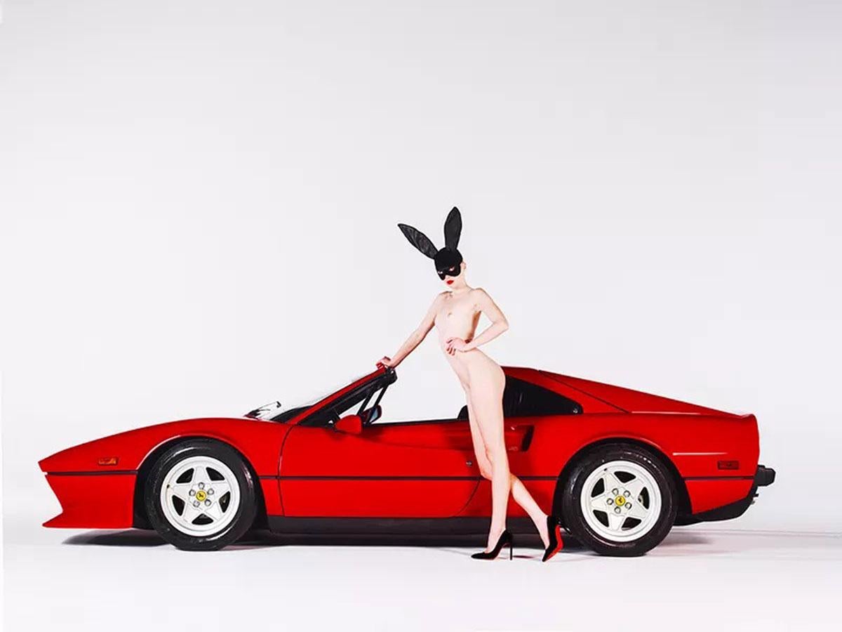 Tyler Shields - Ferrari Bunny - Signierte Fotografie