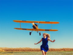 Tyler Shields - Girl Running From Plane, photographie de 2015, imprimée d'après