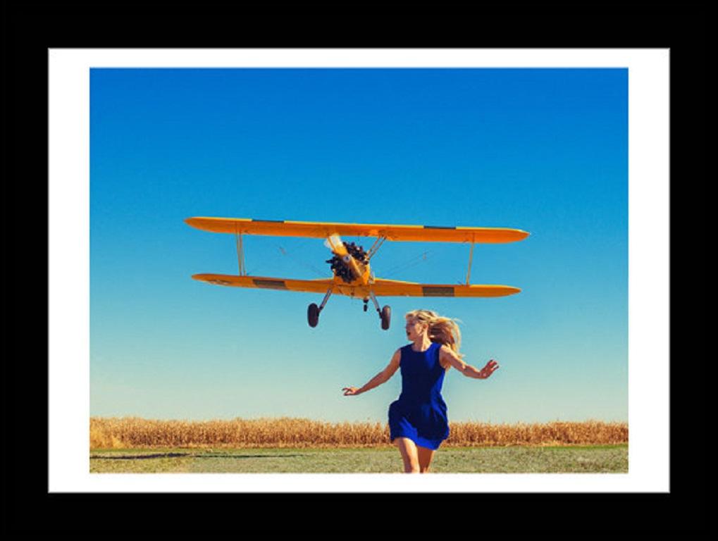 Tyler Shields - Girl Running From Plane, Fotografie 2015, Nachdruck 1