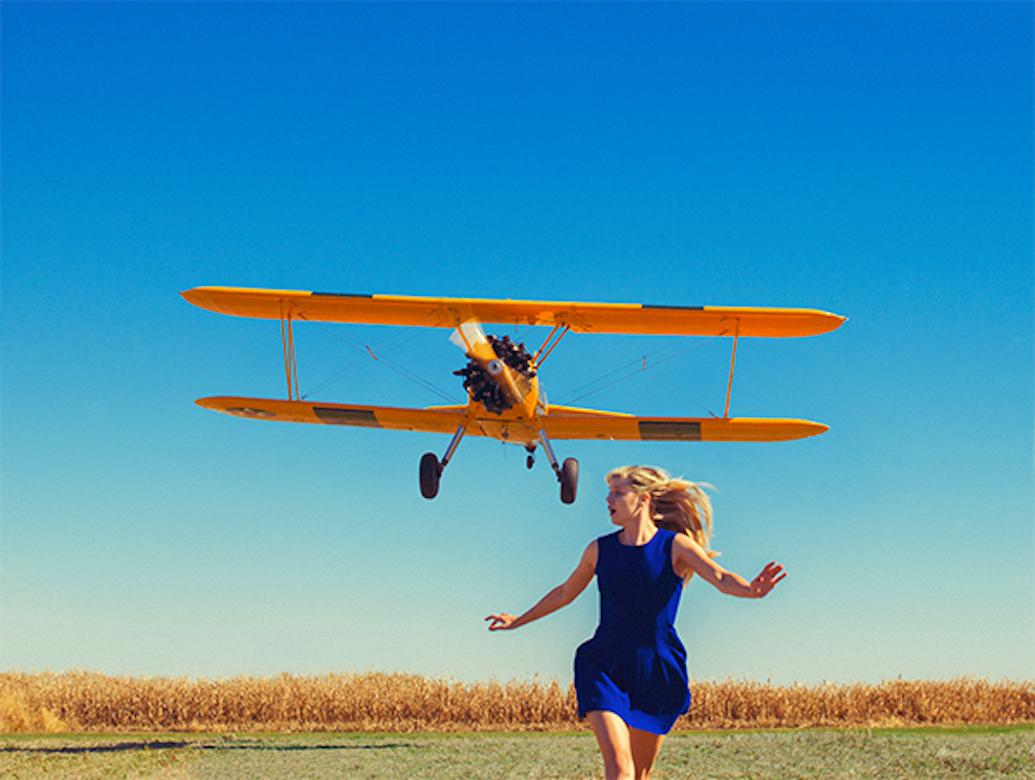 Tyler Shields - Chica huyendo de un avión, Fotografía 2015, Impresión posterior