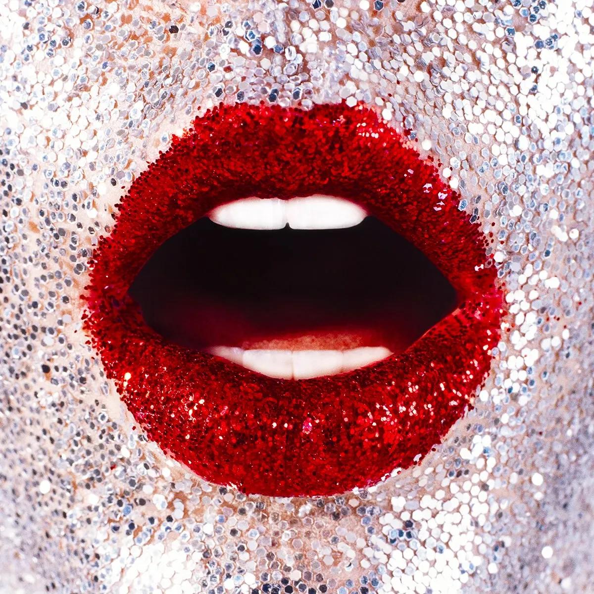 Tyler Shields - Lips pailletées, Photographie 2022, Imprimé après