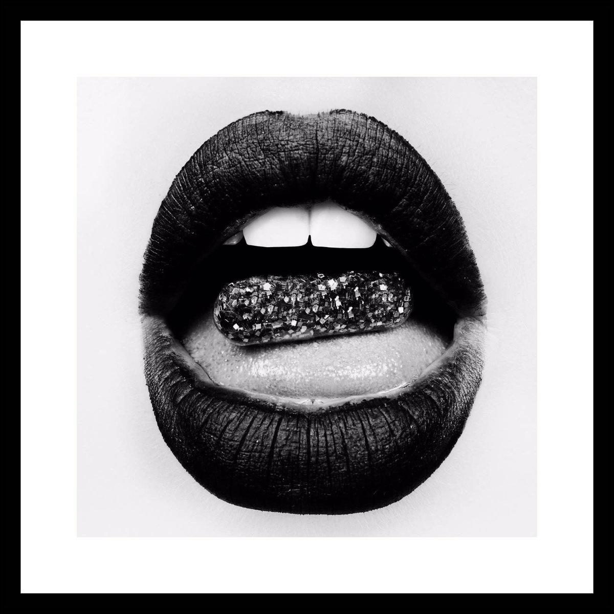 Tyler Shields - Glitter Pill, Fotografie 2020, gedruckt nach 1