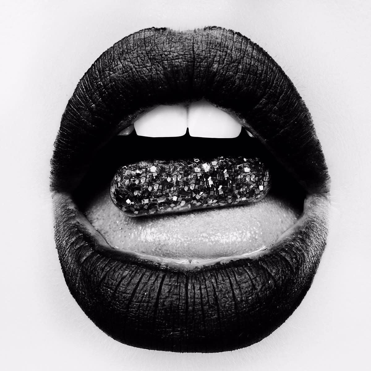 Tyler Shields - Píldora de purpurina, Fotografía 2020, Impresión posterior