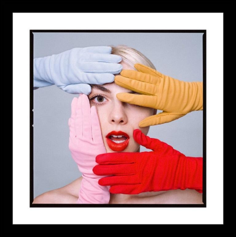 Tyler Shields - Handschuhe, Fotografie 2019, Nachgedruckt im Angebot 1