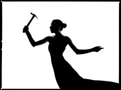 Tyler Shields - Grace with Hammer, photographie 2020, imprimée d'après