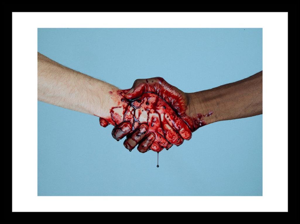 Tyler Shields - Händeschütteln, Fotografie 2020, Nachgedruckt im Angebot 1