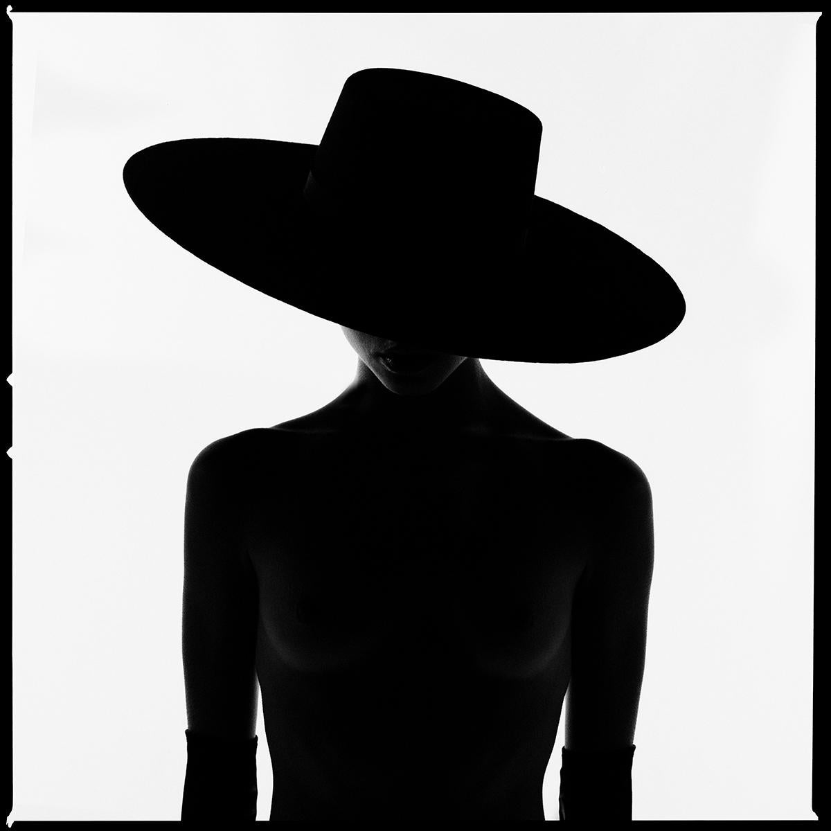 Tyler Shields - Hut und Handschuhe Silhouette, Fotografie 2021, gedruckt nach