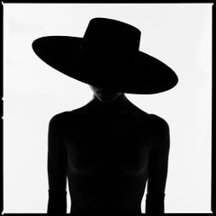 Tyler Shields - Silhouette de chapeaux et gants, photographie 2021, imprimée d'après