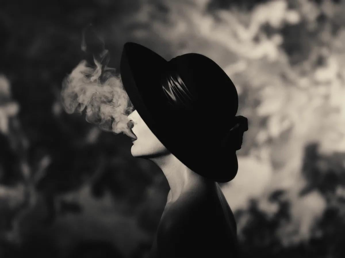 Tyler Shields - Sombrero con humo, Fotografía 2024, Impresión posterior