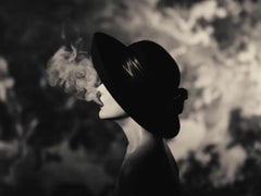 Tyler Shields - Sombrero con humo, Fotografía 2024, Impresión posterior