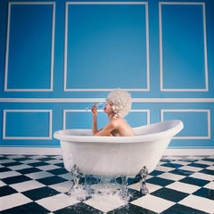 Tyler Shields - In The Tub II, Fotografie 2020, gedruckt nach