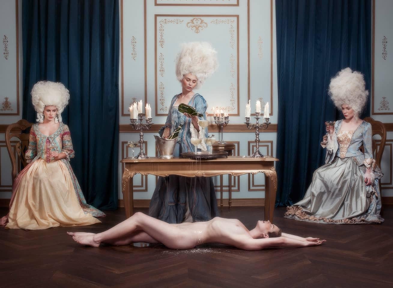 Tyler Shields - Let Them Drink Champagne, photographie de 2015, imprimée d'après