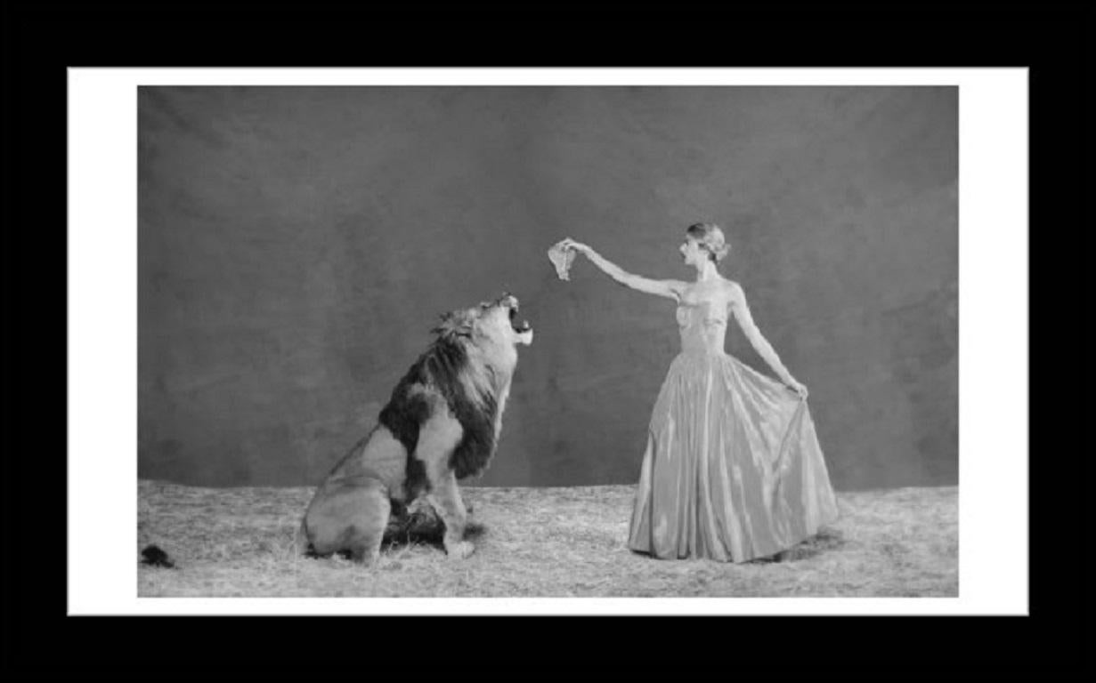 Tyler Shields - Löwenbändiger, Fotografie 2019, gedruckt nach 1