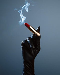 Tyler Shields - Sigaretta con rossetto, fotografia 2022, stampa dopo