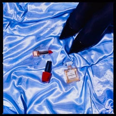 Tyler Shields - parfum à lèvres et talons hauts, photographie 2025, imprimée d'après