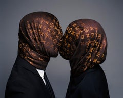 Tyler Shields - Louis Vuitton Kiss, photographie 2022, imprimée d'après