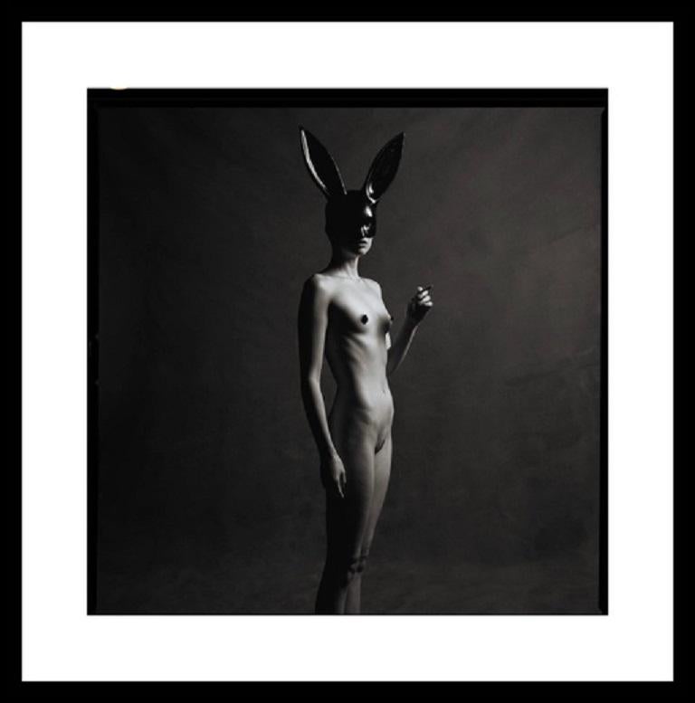 Tyler Shields - Monochrome Bunny, Photographie 2021 en vente 1