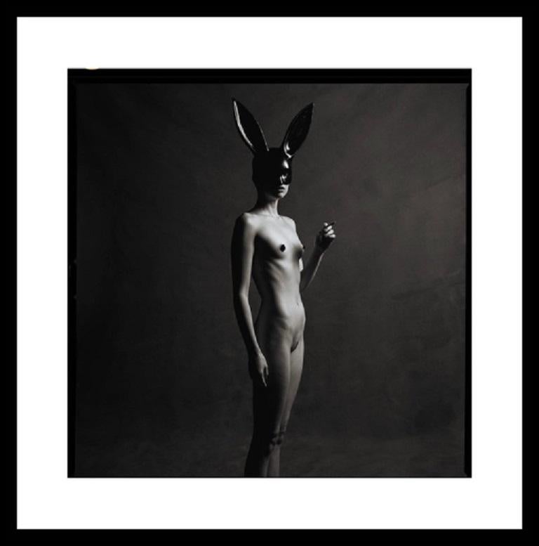 Tyler Shields - Monochrome Bunny, Fotografie 2021, gedruckt nach 1