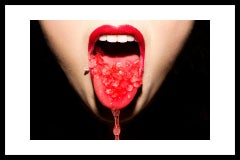 Tyler Shields - Gocciolamento della bocca, fotografia 2012, stampa successiva