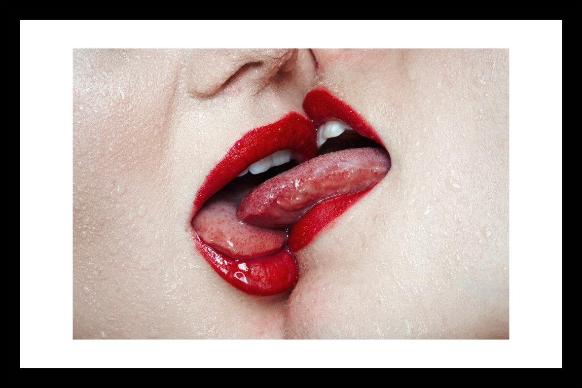 Tyler Shields - Küssende Münder, Fotografie 2017, Nachgedruckt im Angebot 1