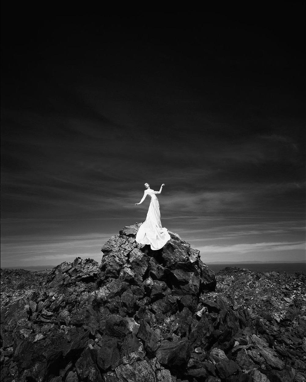 Tyler Shields - En la cima del mundo II, Fotografía 2021, Impreso después de