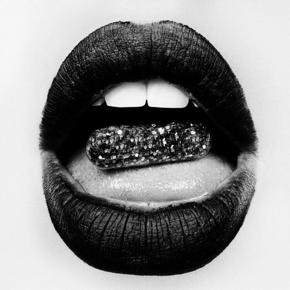 Tyler Shields - Pillenmund, Fotografie 2025, Nachgedruckt