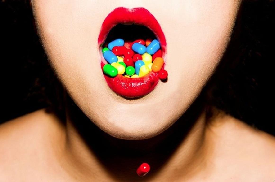 Tyler Shields - Píldoras, Fotografía 2014, Impresión posterior