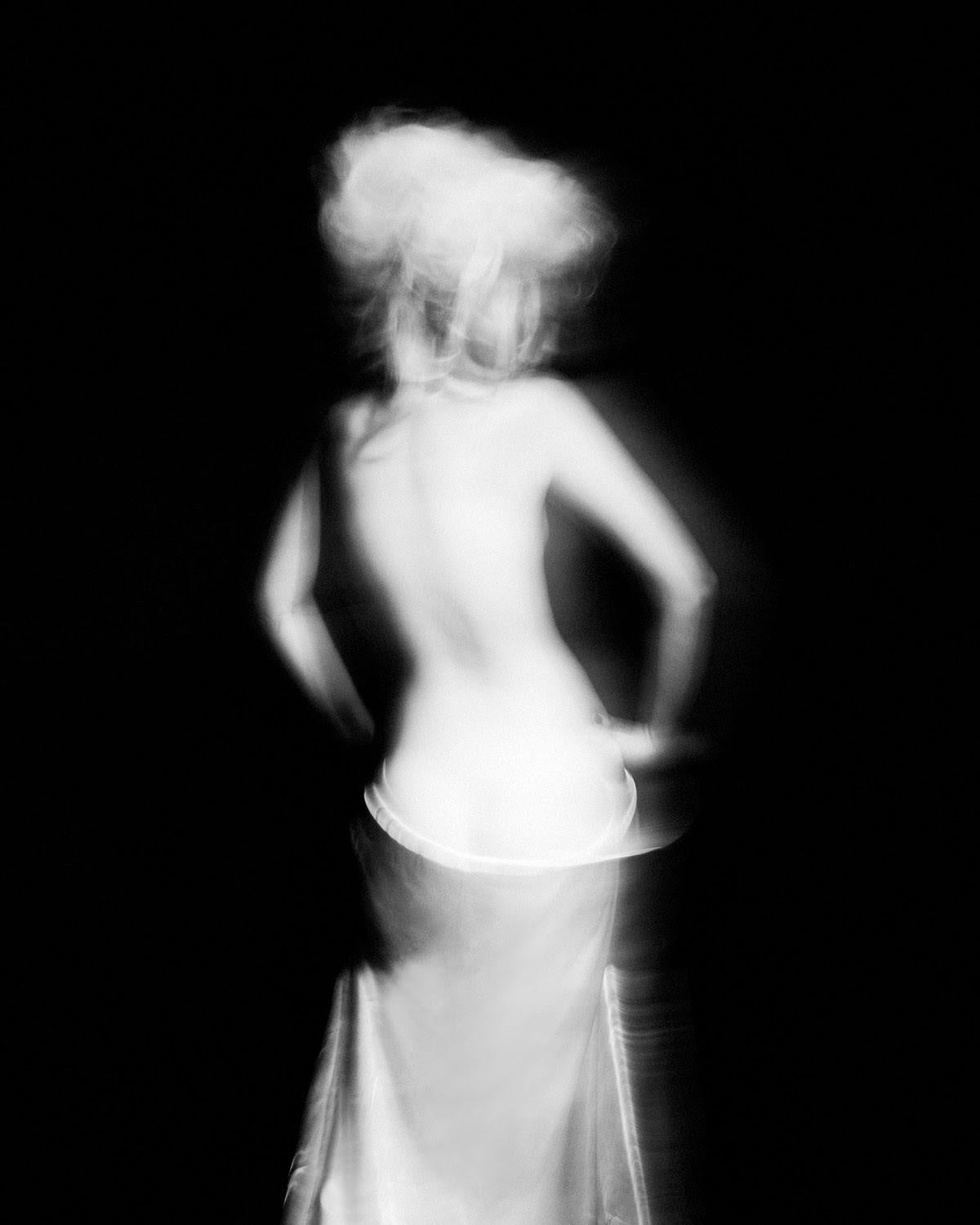 Tyler Shields - Poise, Fotografia 2025, Stampato Dopo