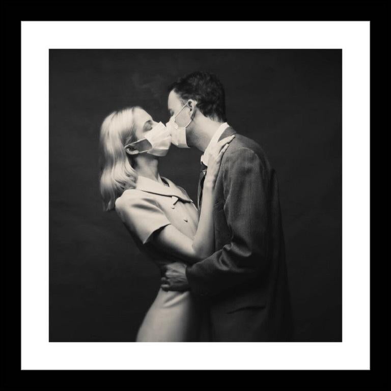 Tyler Shields - Bacio della quarantena, Fotografia 2020, Stampato dopo 1